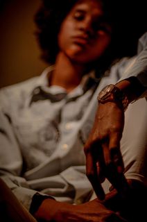 穿蓝色衬衫的男人