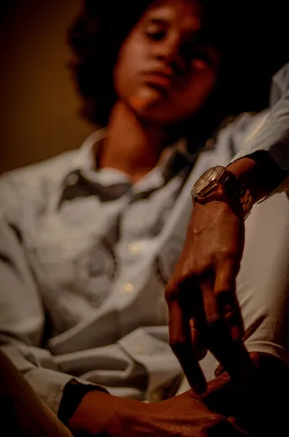 穿蓝色衬衫的男人