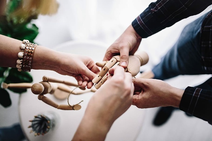 各种姿势的木制人体模型