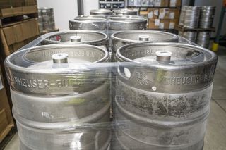 灰色钢制集装箱