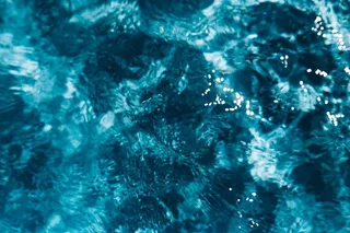 游泳池中波浪状的水面