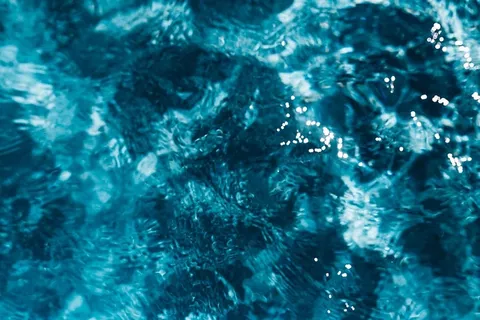 游泳池中波浪状的水面 游泳池中波浪状的水面