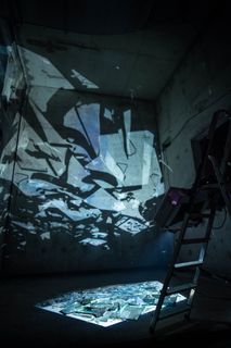 *附近破碎的镜子照片