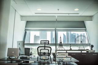 透明、玻璃、桌面、桌子、银色macbook、玻璃窗、io中心、服务式办公室