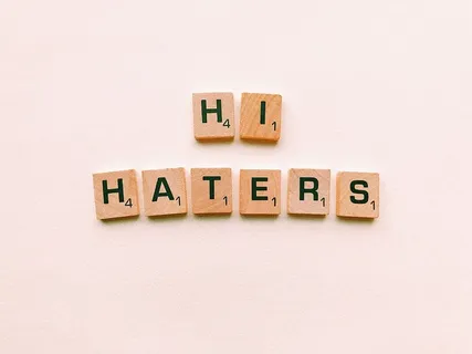 喜恨者在白色表面上乱涂瓷砖