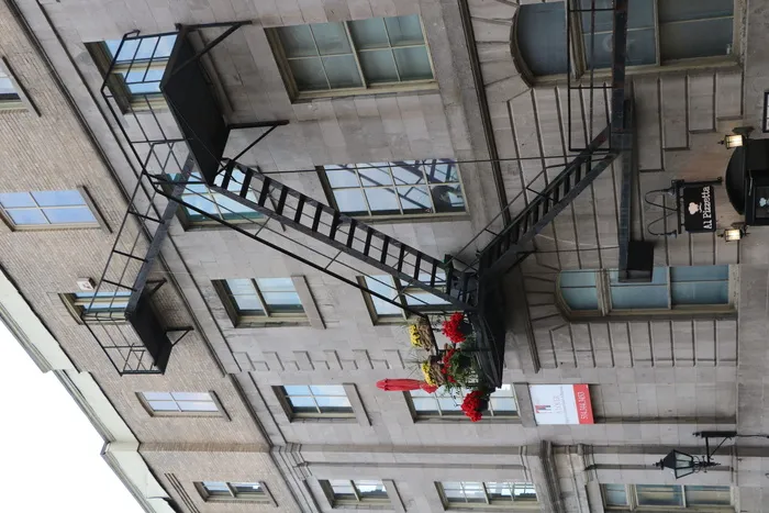 加拿大、蒙特利尔、建筑、建筑结构、建筑外部、建筑、窗户、低角度视图