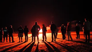 新西兰斯坦莫尔湾海滩，海岸警卫队火炬演示，近距离接触，人群，夜晚，人群，真人