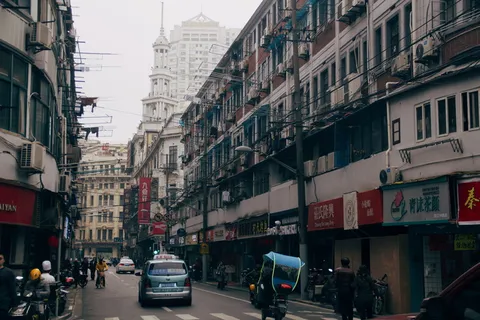 白天穿越道路的车辆