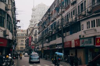 白天穿越道路的车辆