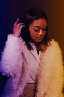 穿着白色毛皮大衣的女人