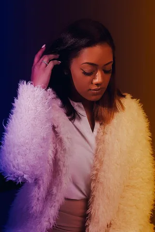 穿着白色毛皮大衣的女人