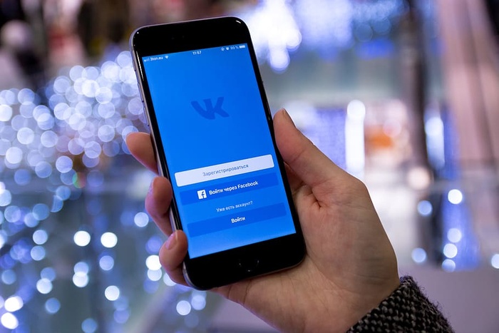 在手持现代智能手机上登录社交网络Vkontakte即可显示