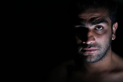 精神病、疯狂、精神病、愤怒、摄影棚拍摄、肖像、头像、黑色背景