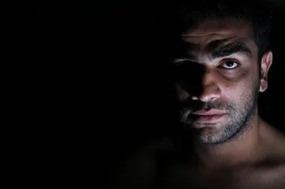 精神病、疯狂、精神病、愤怒、摄影棚拍摄、肖像、头像、黑色背景