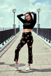 白天在混凝土表面任职的妇女