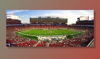 白天，Nfl球场挤满了观看比赛的观众