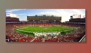 白天，Nfl球场挤满了观看比赛的观众