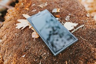 地上的黑色手机