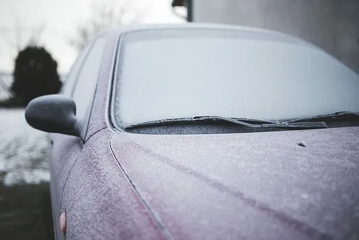 红色汽车上的霜