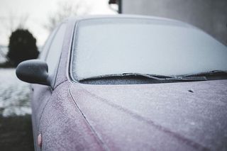 红色汽车上的霜