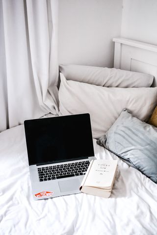 关闭床垫上的MacBook