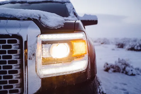 打开车辆前照灯,灯光,前照灯,自然,冰,户外,雪,冬季驾驶 打开车辆前照灯,灯光,前照灯,自然,冰,户外,雪,冬季驾驶