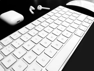 白色、黑色、工作场所、办公室、桌子、airpods、键盘、苹果