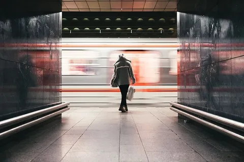 图为一名女子在等待火车速度