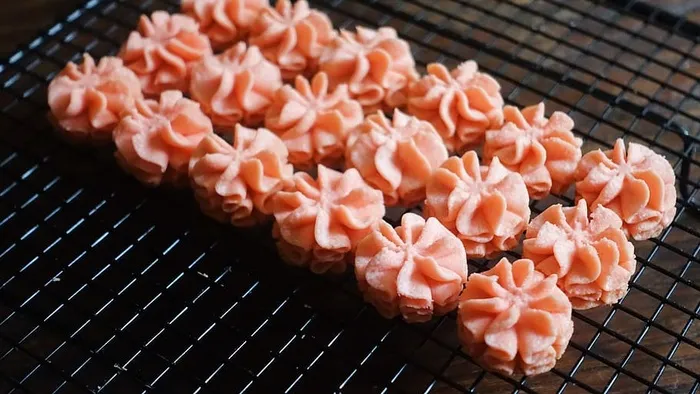 黑色屏幕上粉红色糖霜的特写照片