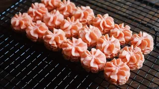 黑色屏幕上粉红色糖霜的特写照片