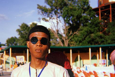 站在他人附近的男子