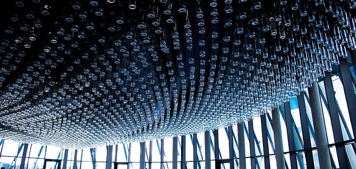 为凹进的灯拍摄照片的人