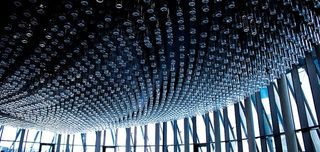 为凹进的灯拍摄照片的人