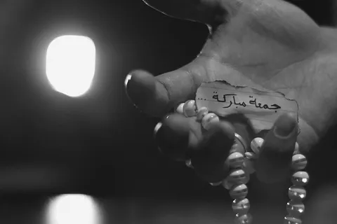 拿着纸项链的人 拿着纸项链的人