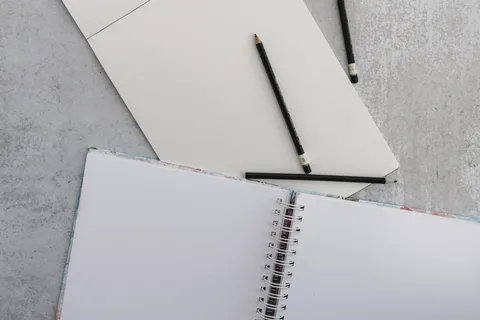 带铅笔的空书页