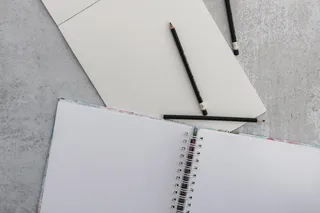 带铅笔的空书页