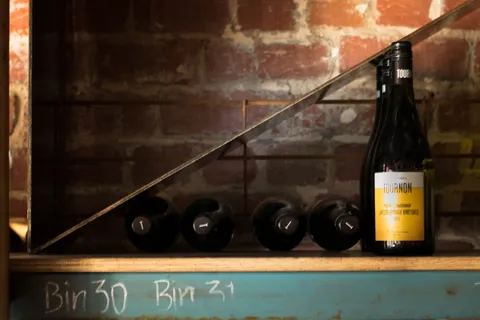 葡萄酒，酒瓶，货架，红酒，餐厅，乡村，喜怒无常，一杯葡萄酒