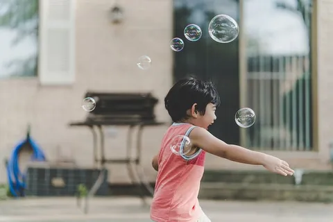 人们,孩子,孩子,婴儿,玩耍,泡泡,户外,大笑 人们,孩子,孩子,婴儿,玩耍,泡泡,户外,大笑