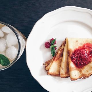 在白色陶瓷盘子上烤食物 在白色陶瓷盘子上烤食物