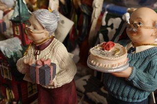 古董、旧人物、陶瓷、人类表现、表现、关注前景、艺术和工艺、创意