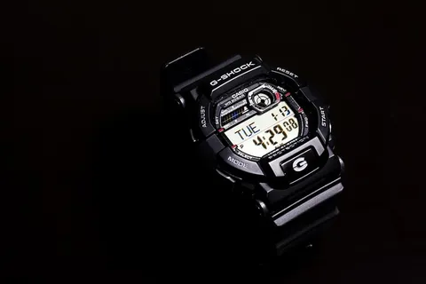 技术、小工具、手表、g-shock、数码、摄影棚拍摄、室内、黑色背景