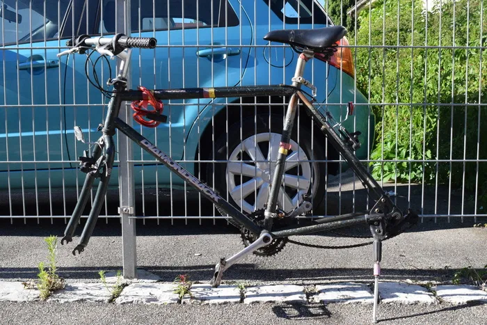 自行车，被盗，车架，自行车车架，没有成熟，成熟离开，被盗成熟，链锁