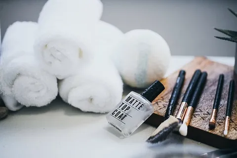 水疗指甲油和刷子照片