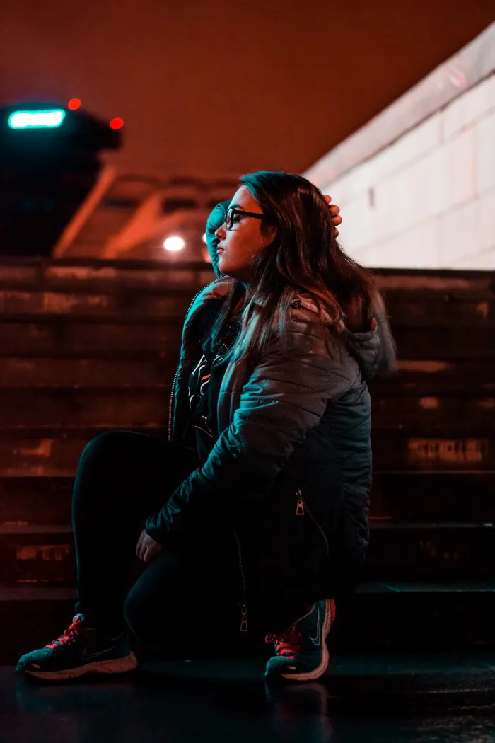 夜间跪在楼梯上的女子