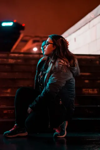 夜间跪在楼梯上的女子