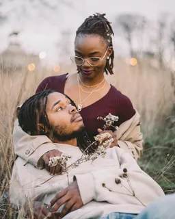 男人躺在被草包围的女人身上