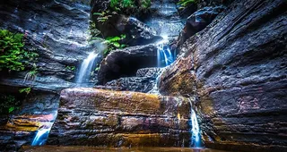 巨石、瀑布、小溪、环境、瀑布、水流、森林、景观