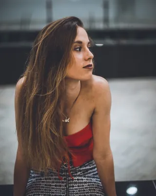 坐在红管上衣的女人