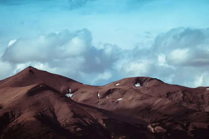 晴朗蓝天下的山