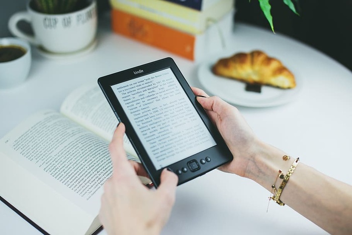 person、holding、亚马逊、kindle、电子阅读器、black、e、book